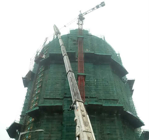 承德市吊车在工地上作业